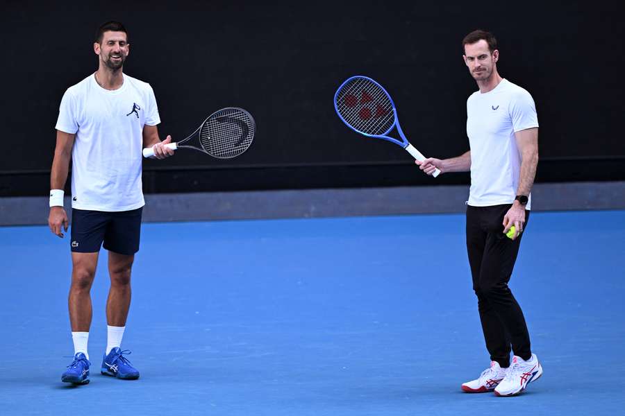 Brytyjska legenda tenisa Andy Murray (P) trenował Novaka Djokovica przez sześć miesięcy