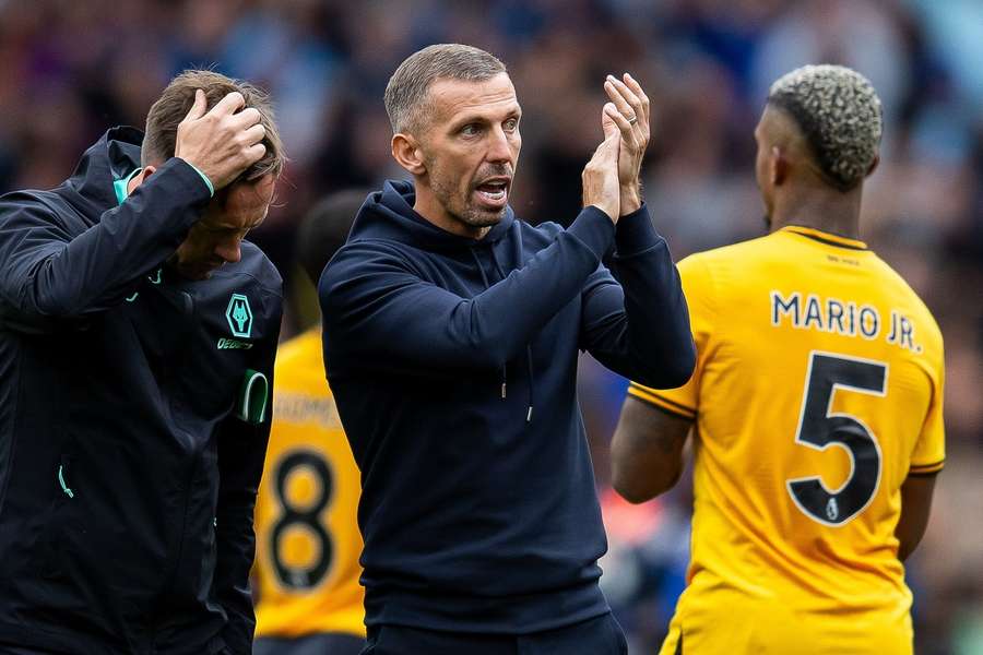 Wolverhampton Wanderers manager Gary O'Neil applauds fans 