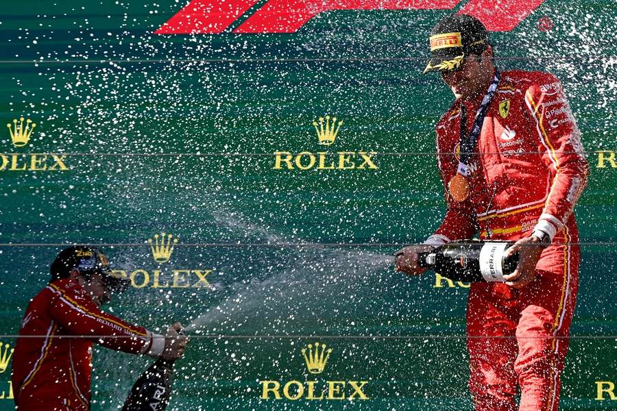 Sainz y Leclerc en el podio 
