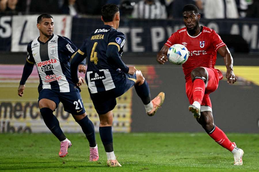 Erick Noriega defiende un balón