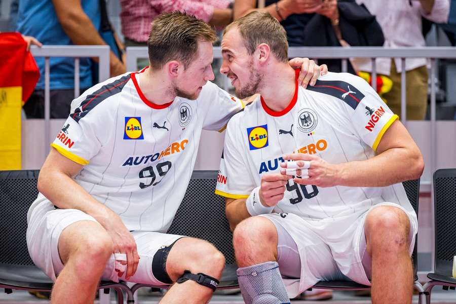 Tim Zechel vom HC Erlangen im Gespräch mit Nationalmannschaftskollege Luca Witzke.