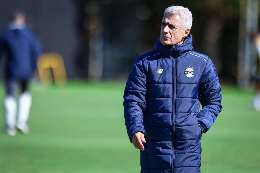 O técnico gremista Luis Castro tem 3V nos últimos 4 jogos