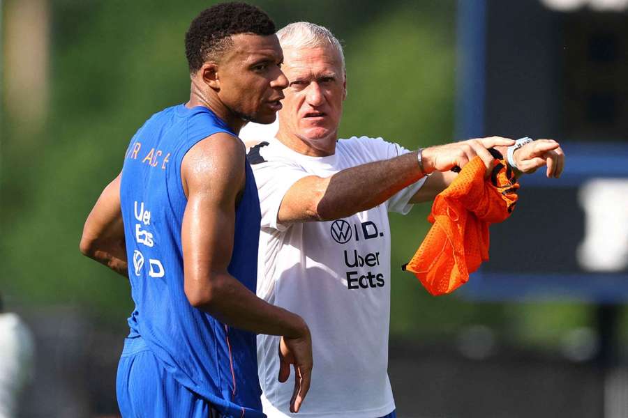Deschamps a Mbappé si skladali poklony. Deschamps a Mbappé si skladali poklony.