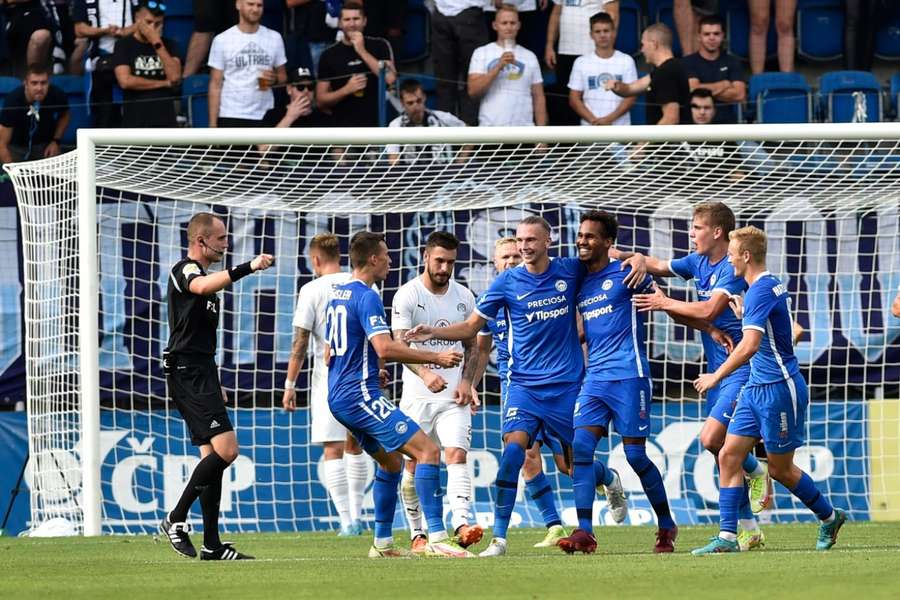 Liberečtí gratulují Theodoru Gebre Selassiemu, který v Uherském Hradišti otevřel skóre.