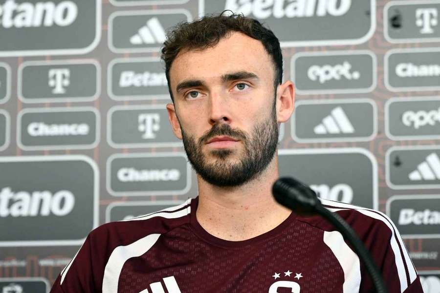 Irving na tiskové konferenci. Irving na tiskové konferenci.