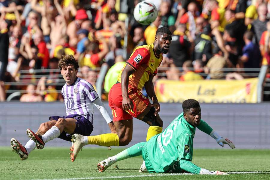 Gelabert inscrivant le but de Toulouse contre Lens.