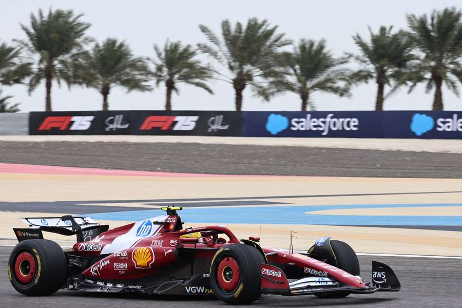 Hamilton auf der Testfahrt in Bahrain