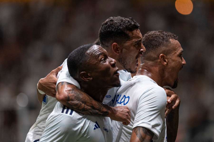 Jogadores do Cruzeiro comemoram gol na Arena MRV