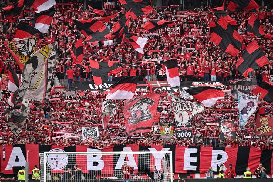 Adeptos do Bayer Leverkusen lotaram a BayArena para a festa inédita e histórica do clube