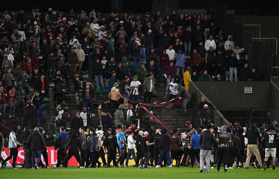 Torcedores do Platense tomaram o gramado após o jogo
