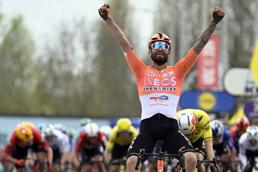 Filippo Ganna bei der Zieleinfahrt.