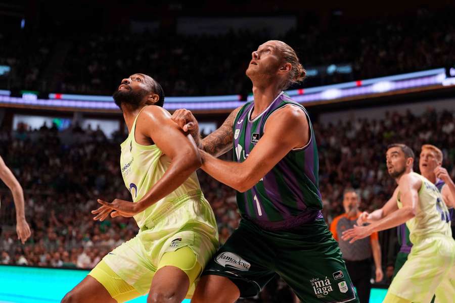 Osetkowski lucha por un rebote con Jabari Parker