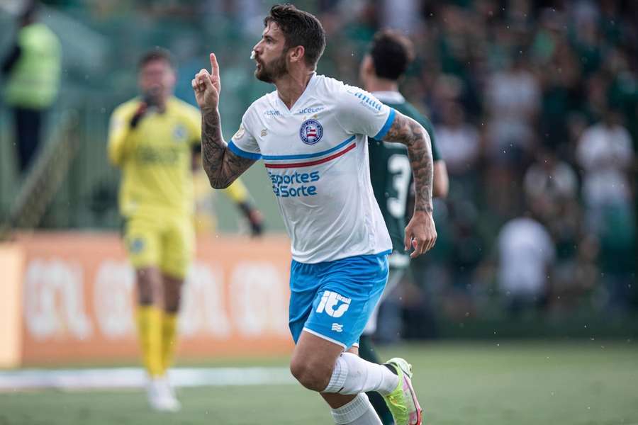 Everaldo anotou um hat-trick na vitória insana do Bahia na Serrinha