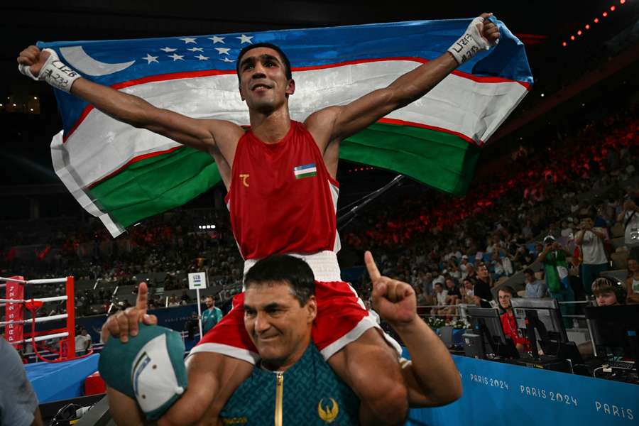 Khalokov viene portato in trionfo dopo la vittoria nella finale di pugilato 57kg