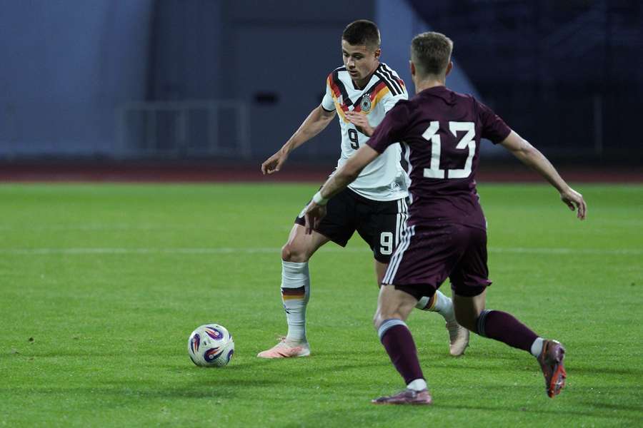 Nicolo Tresoldi hat erstmals die Kapitänsbinde der deutschen U21 getragen. Nicolo Tresoldi hat erstmals die Kapitänsbinde der deutschen U21 getragen.