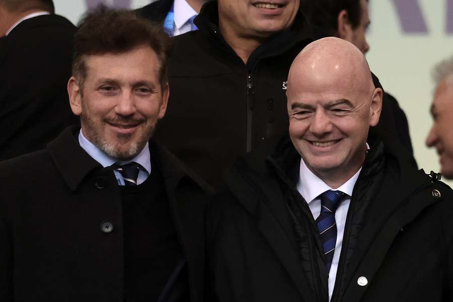 Gianni Infantino (r.) hatte sich zuletzt persönlich bei Real-Profi Vinicius Jr. über die Hintergründe der Beleidigungen gegen ihn informiert.