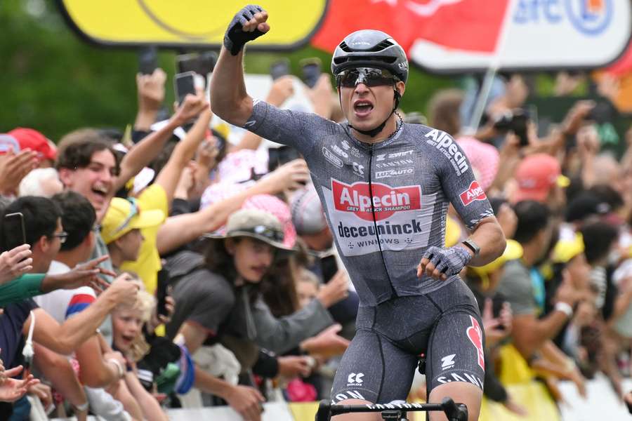 Philipsen celebra la victoria en el Tour de Francia.