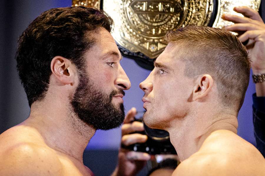 Jamal Ben Saddik en Rico Verhoeven tijdens de weigh-in en staredown voor hun gevecht in 2021