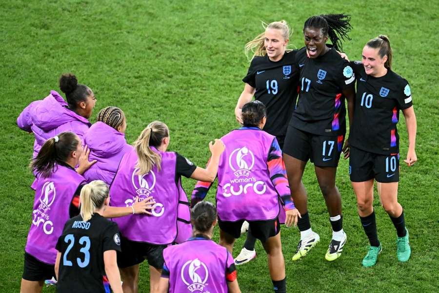Jogadoras de Inglaterra celebram triunfo