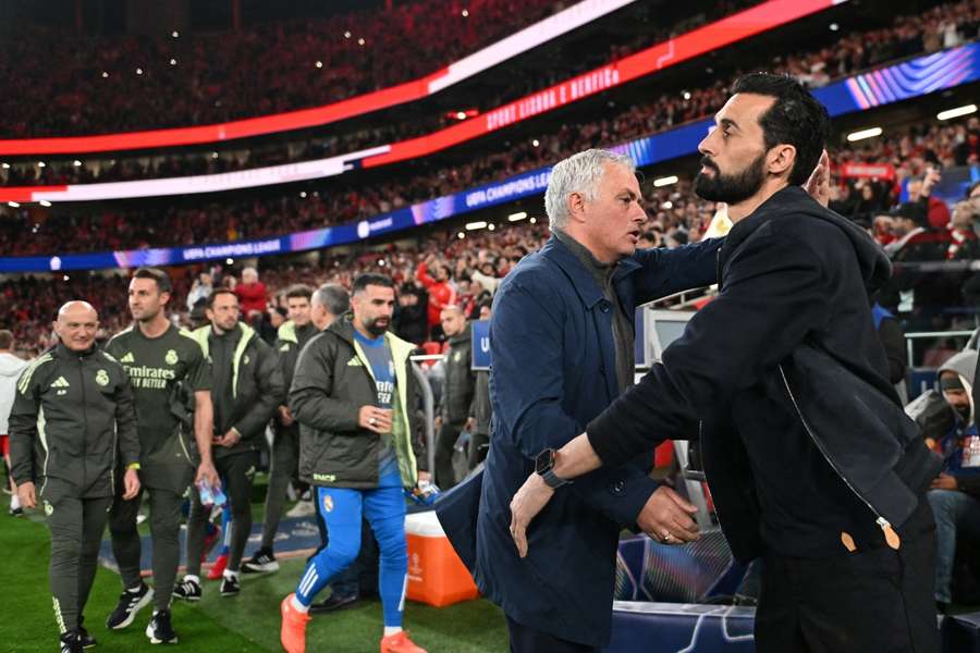 José Mourinho saluda a Álvaro Arbeloa en el partido de ida
