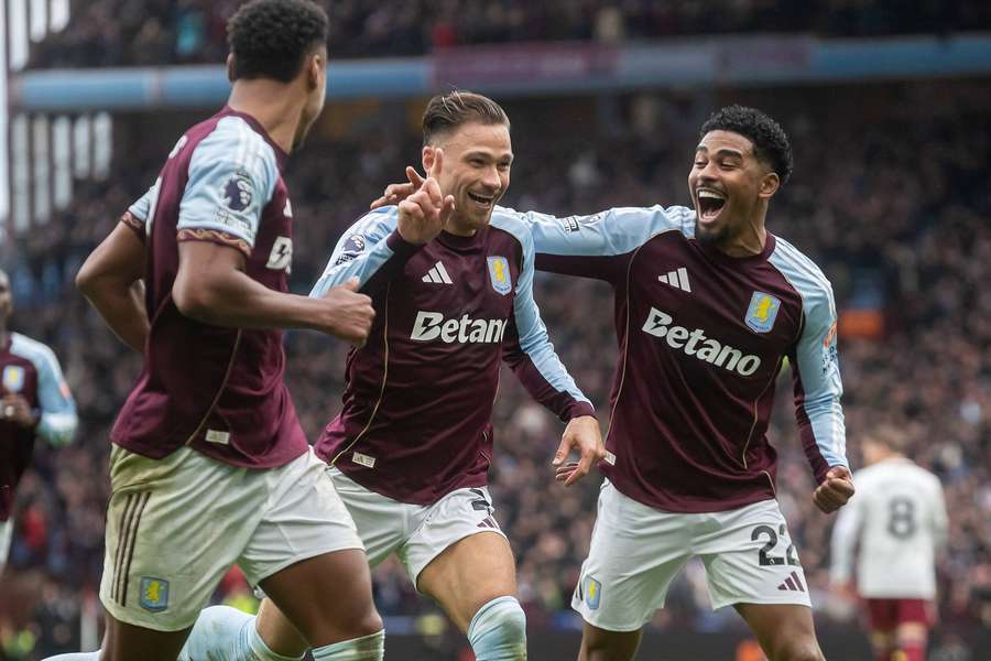 Aston Villa venceu Arsenal no último lance Aston Villa venceu Arsenal no último lance