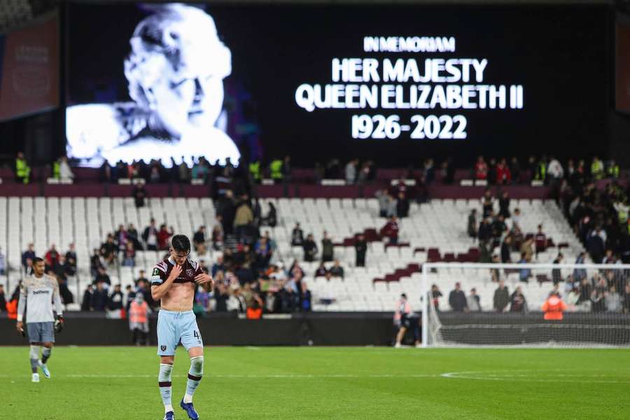 Královně vzdali hold už při čtvrtečním utkání Evropské konferenční ligy West Ham – FCSB.