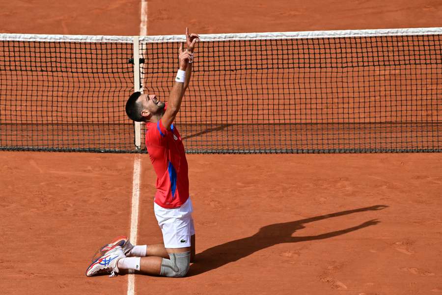 Novak Djoković cieszy się z wygrania olimpijskiego finału