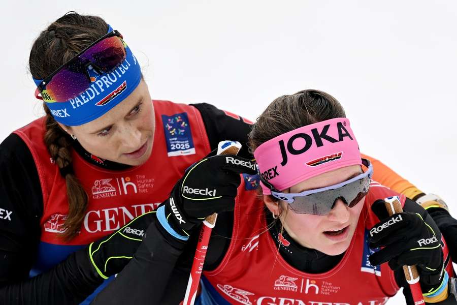 Katharina Hennig und Laura Gimmler hinter der Ziellinie. Katharina Hennig und Laura Gimmler hinter der Ziellinie.