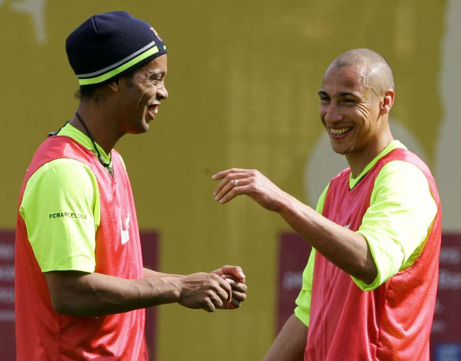 Ronaldinho, con Henrik Larsson durante una sesión de entrenamiento con el Barcelona