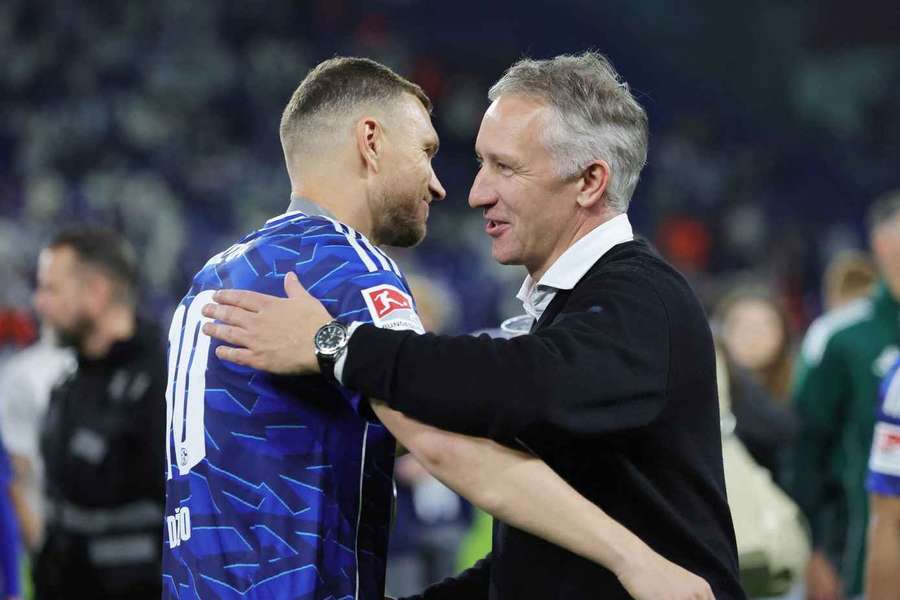 Edin Dzeko verlängert auf Schalke. Edin Dzeko verlängert auf Schalke.
