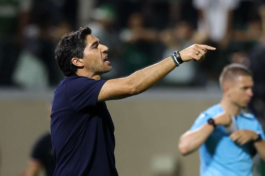 Abel Ferreira pede menos "ansiedade" depois de Palmeiras golear o Vitória