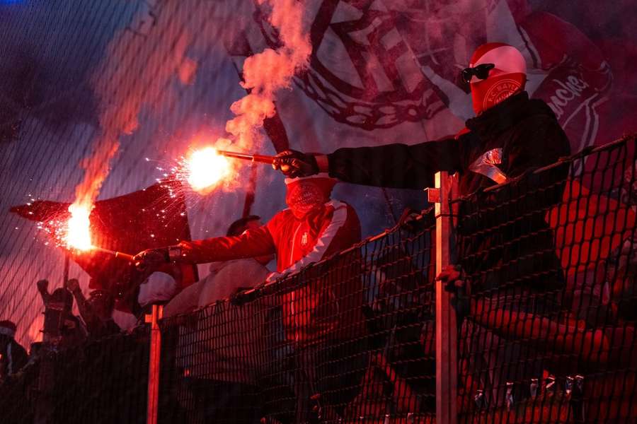 Fans van Bayern met fakkels