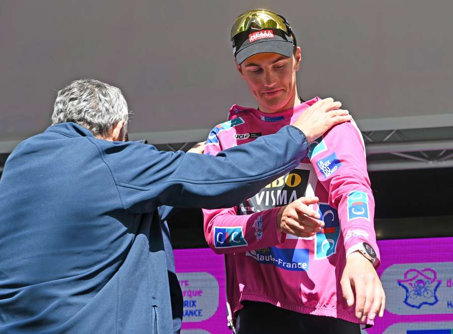 Olav Kooij, con el jersey rosa de líder