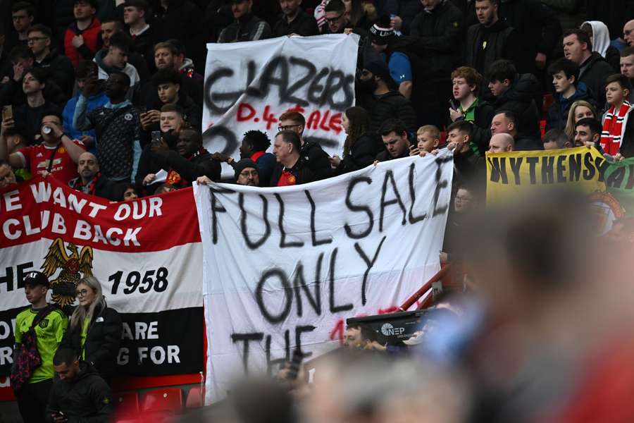 Des supporters mécontents des Glazers lors du match face à Fulham en FA Cup.
