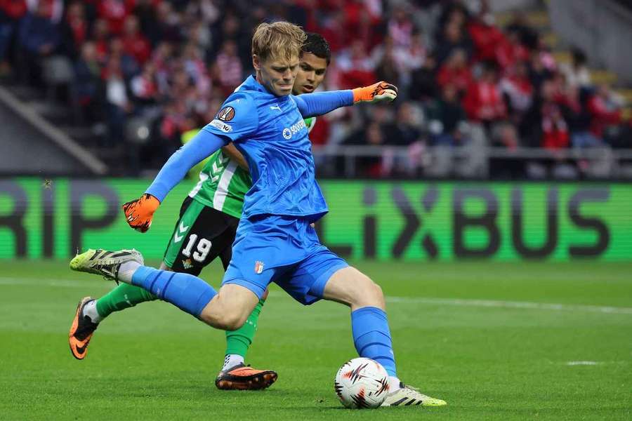 Horníček během zápasu s Betisem.