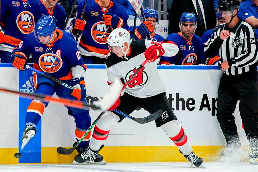 Slovenský hokejista uvoľnil miesto v kabíne New Jersey Kevinovi Bahlovi.