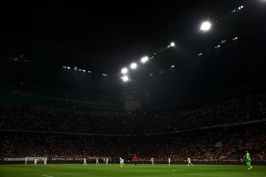 Er was een kortstondige stroomuitval in San Siro, wat leidde tot dit sfeervolle beeld