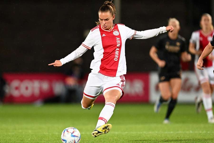 Ajax Vrouwen sluiten jaar af met zege op PEC Zwolle; drie punten achter Twente