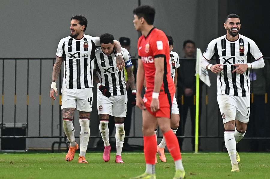 FC Seoul celebrate Lingard's goal