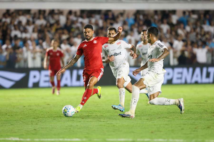 Santos e Inter fizeram um jogo brigado na Vila