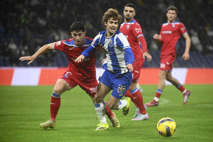 Zé Carlos perante Rodrigo Mora no FC Porto-Gil Vicente Zé Carlos perante Rodrigo Mora no FC Porto-Gil Vicente