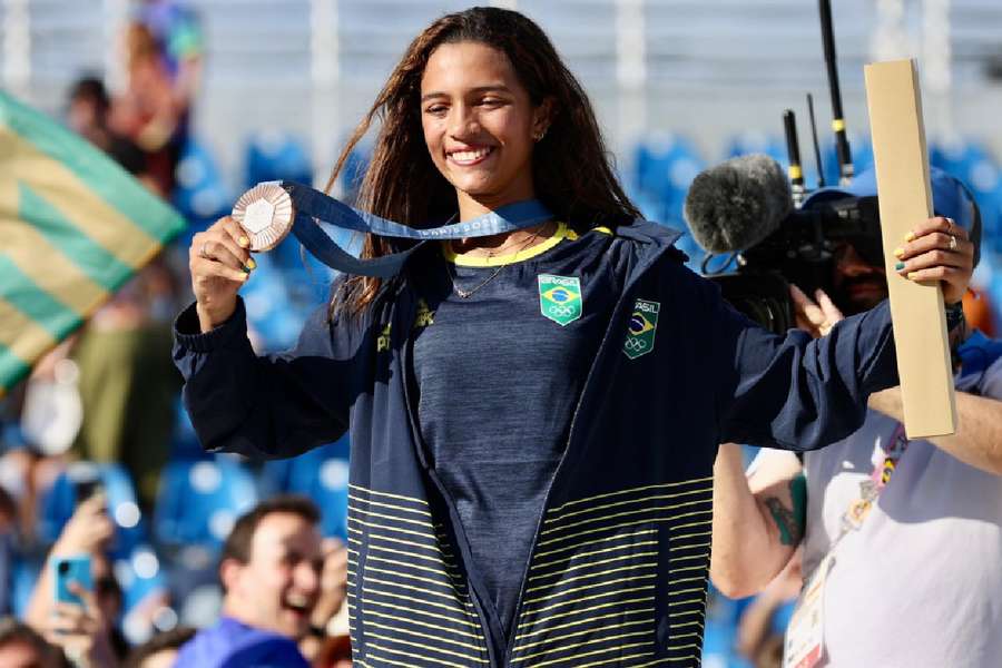 Rayssa Leal celebra segunda medalha olímpica de sua carreira