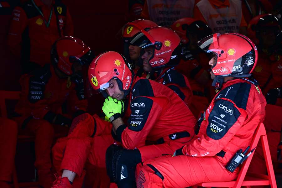 Mecânicos da Ferrari esperam nas boxes