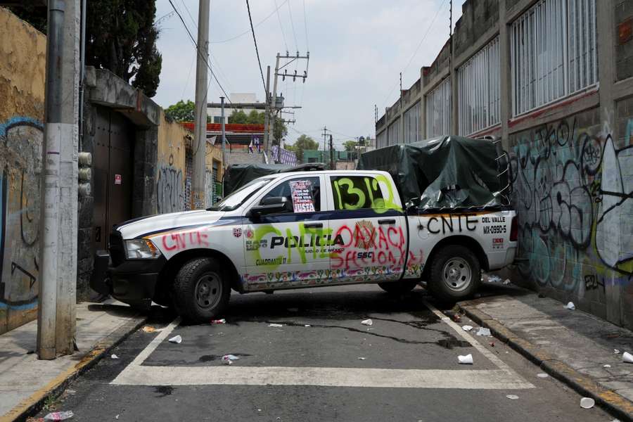 Zdjęcie ilustracyjne zniszczonego radiowozu, pochodzi z protestów w Ciudad de Mexico w dniu otwarcia. Zdjęcie ilustracyjne zniszczonego radiowozu, pochodzi z protestów w Ciudad de Mexico w dniu otwarcia.