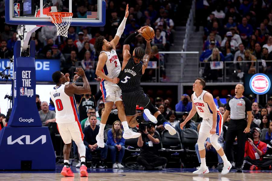 Los Detroit Pistons en acción frente a Orlando Magic en los playoffs de la NBA.