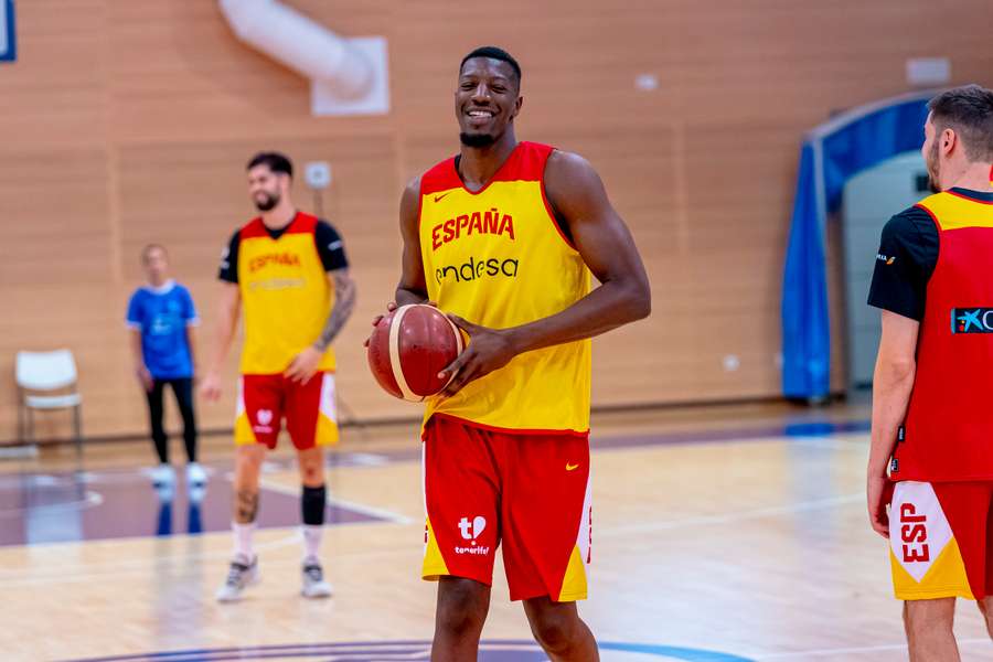Yankuba Sima, sonriente durante un entrenamiento de España Yankuba Sima, sonriente durante un entrenamiento de España