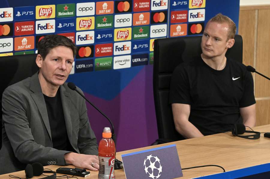 Oliver Glasner und Sebastian Rode bei der abschließenden Pressekonferenz.