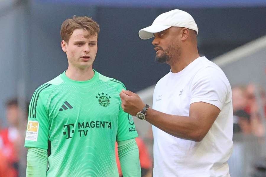 Kompany (r.) und Urbig im Gespräch