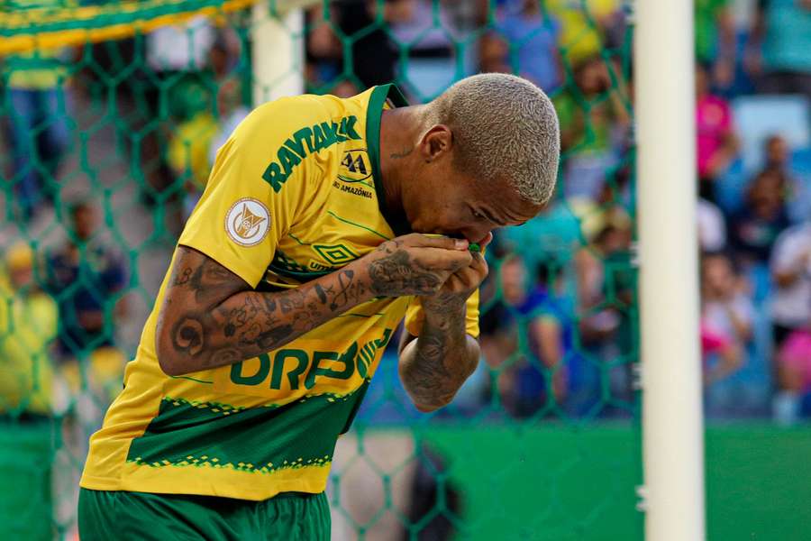 Deyverson beijou o escudo do Cuiabá na comemoração do gol