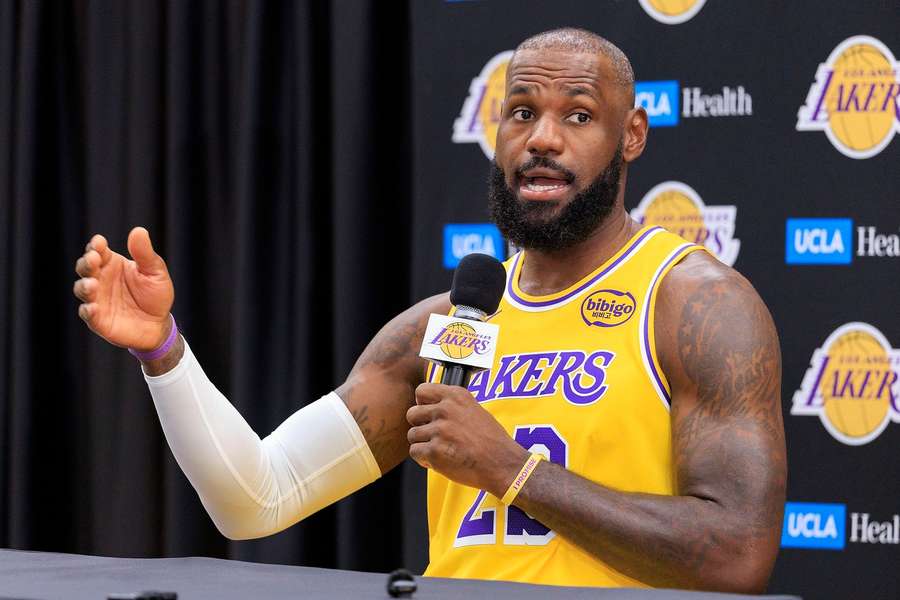 LeBron James está fora do início da temporada